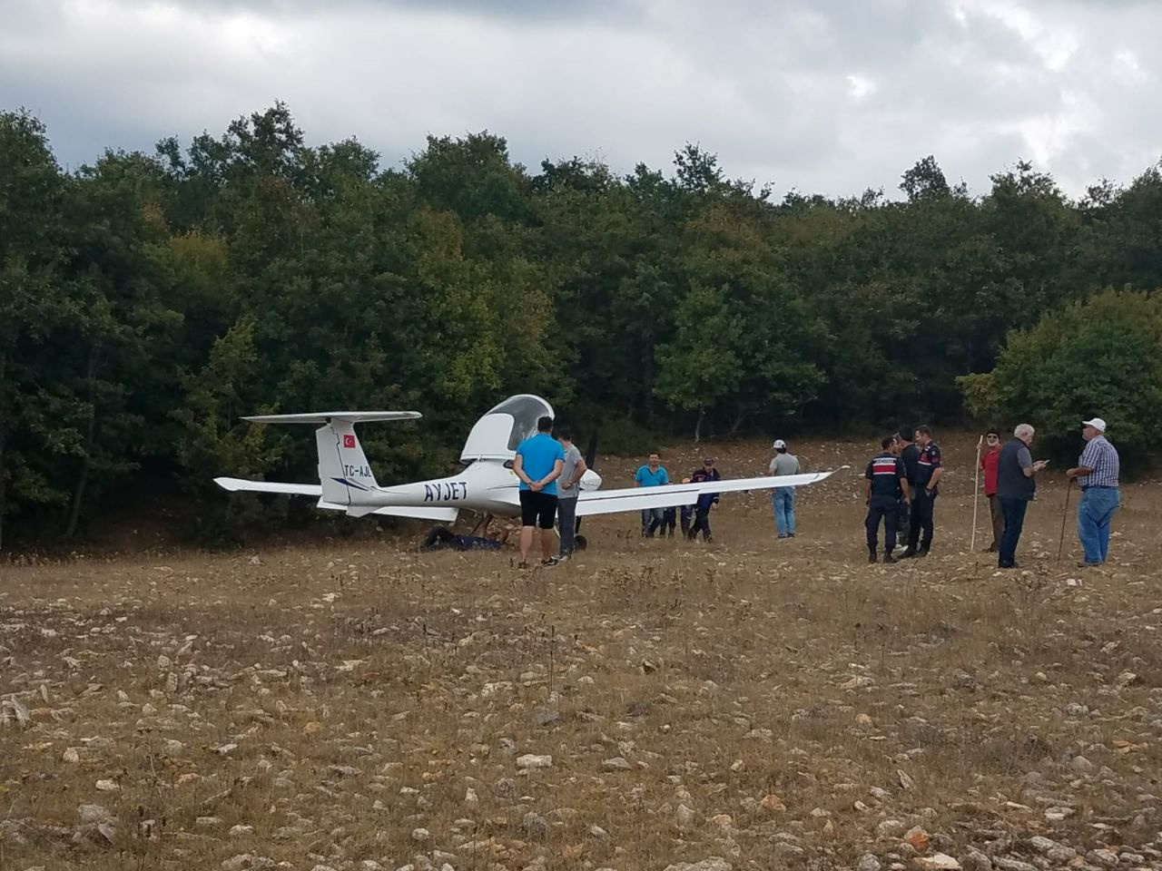 İstanbul'da motor arızası yapan eğitim uçağı boş araziye indirildi