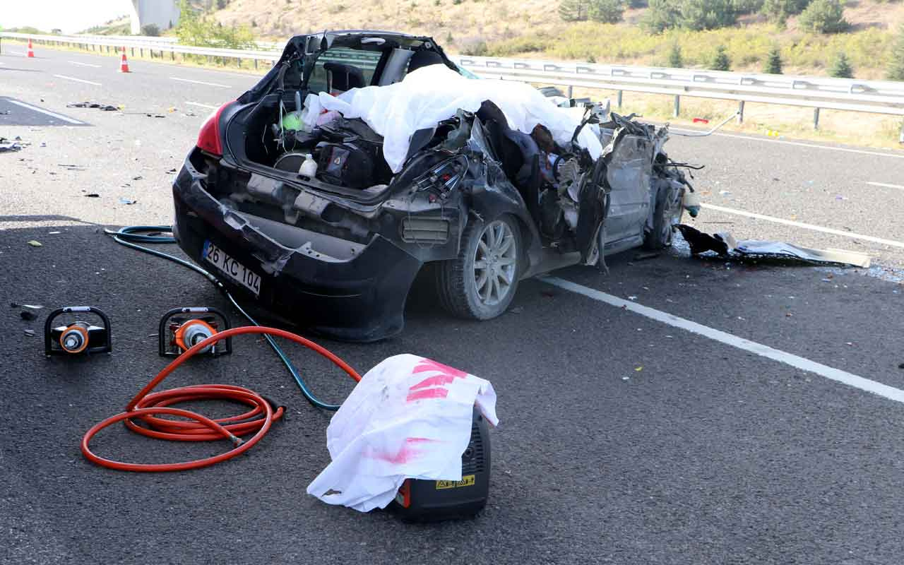 Ankara'da otomobil TIR'a çarptı: 3 ölü, 3 yaralı