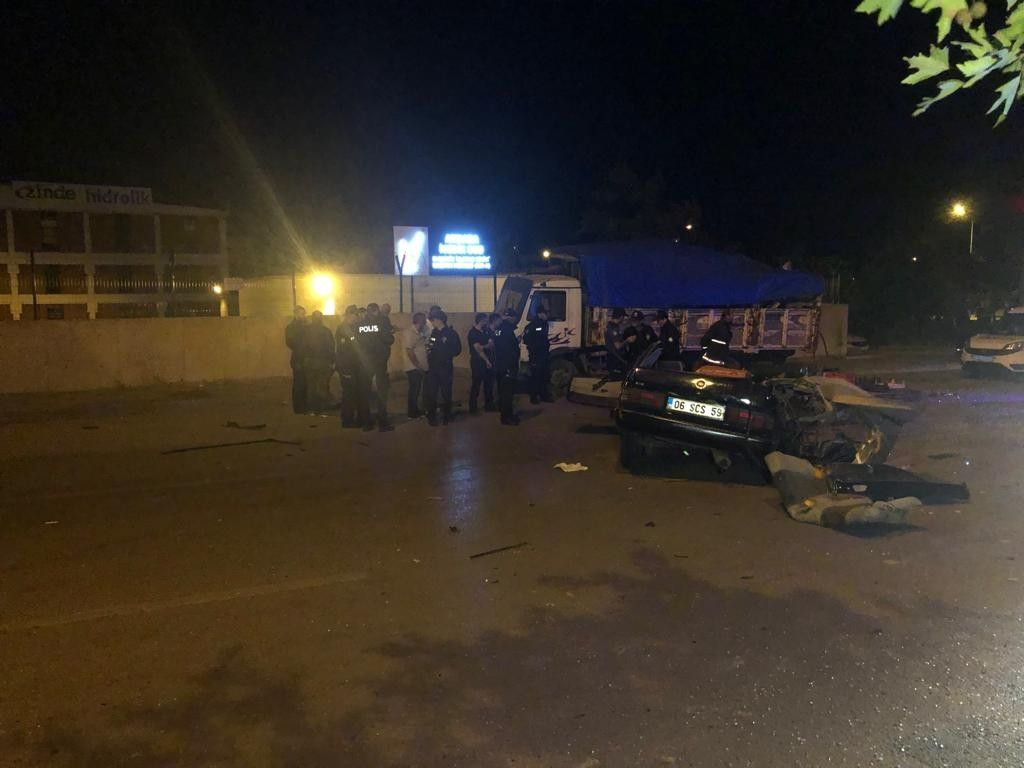 Ankara'da drift yapan sürücü polisten kaçarken kamyonete çarptı: 2 ölü