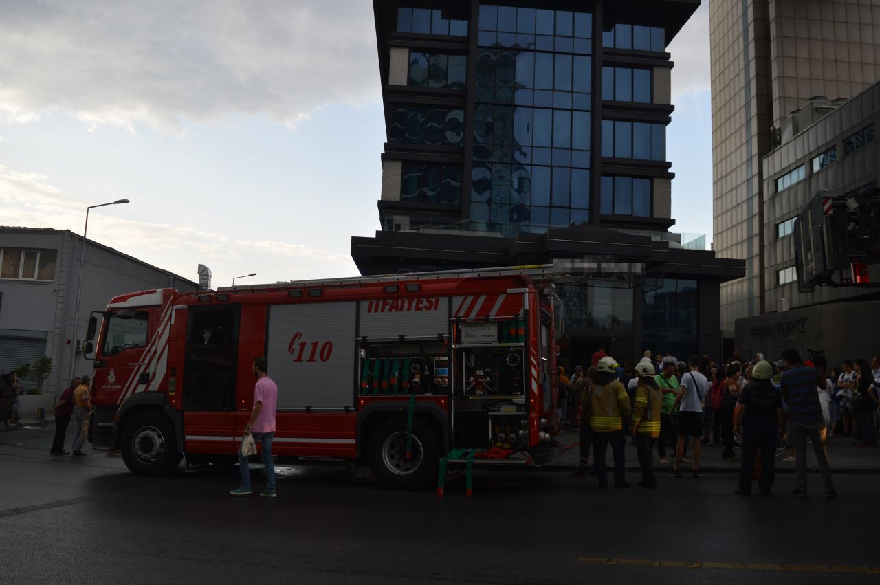Bayrampaşa'da bir otelde çıkan yangın paniğe neden oldu