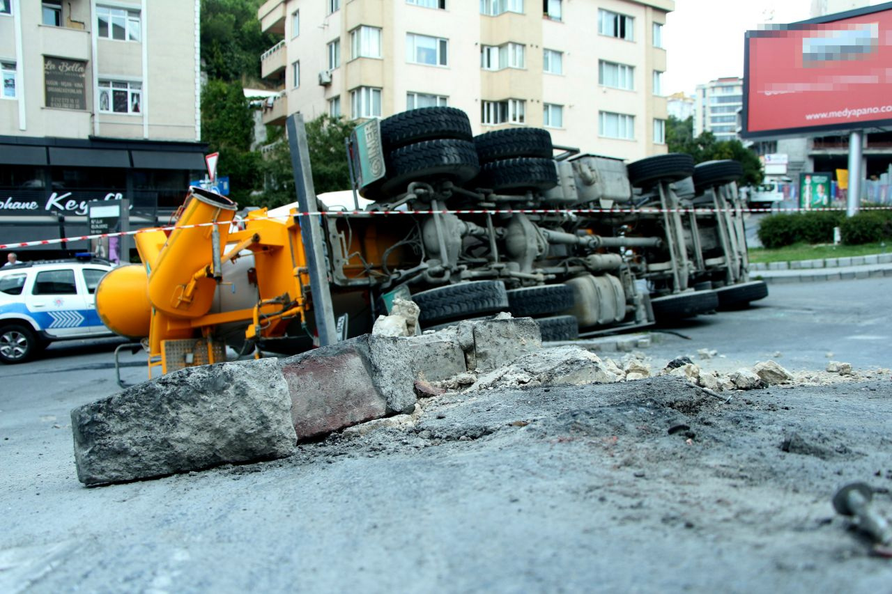 Beşiktaş'ta beton mikserinin yokuş aşağı inerken devrilme anları kamerada