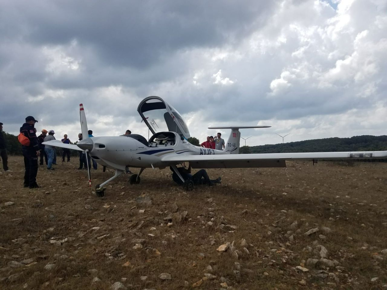 İstanbul'da motor arızası yapan eğitim uçağı boş araziye indirildi