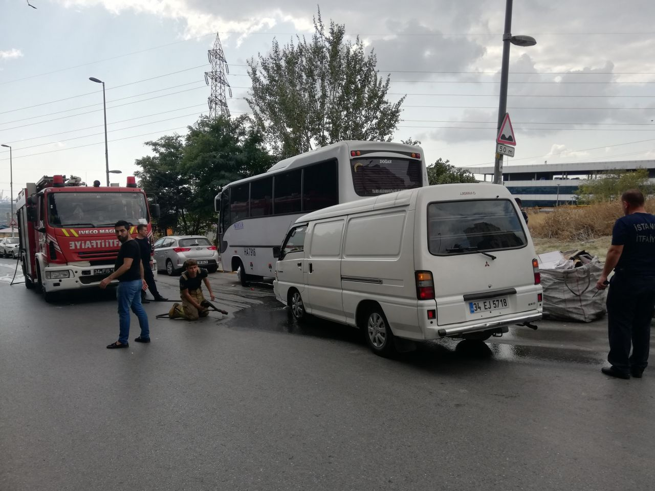 Esenyurt'ta kaza yapan midibüste sıkışan kadını itfaiye kurtardı