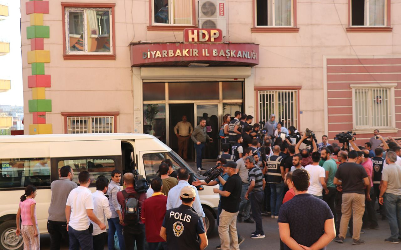 Diyarbakır'da HDP önündeki oturma eyleminde battaniye gerginliği