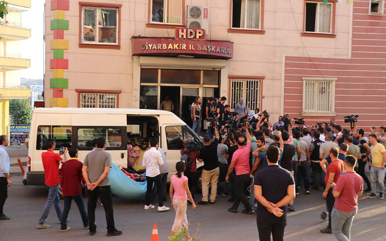 Diyarbakır'da HDP önündeki oturma eyleminde battaniye gerginliği