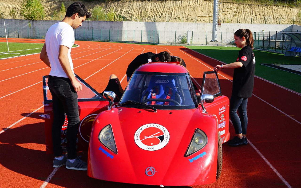 Üniversiteli öğrenciler 1 TL ile 100 km gidebilen elektrikli araba ürettiler