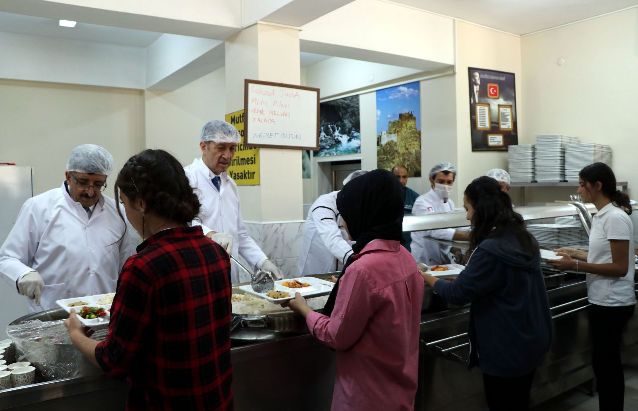 Milli Eğitim Bakanı Ziya Selçuk önlük giydi yemek dağıttı ilk uygulama Van'da başlatıldı