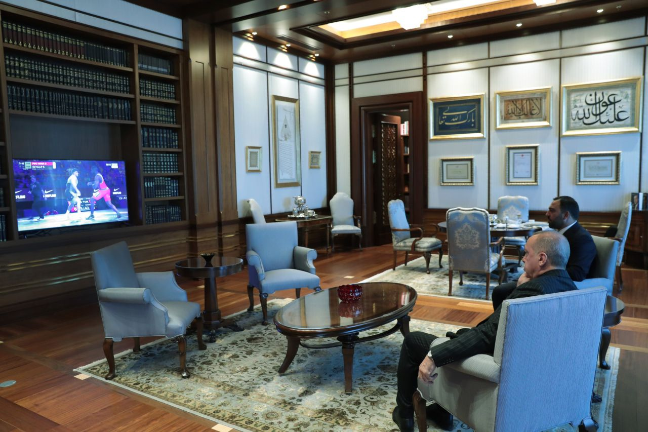 Cumhurbaşkanı Erdoğan Rıza Kayalp'in dünya şampiyonu olduğu maçı böyle izledi