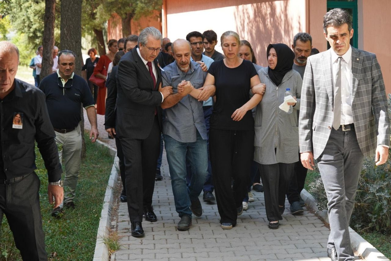 İzmir'de kampüsteki kazada ölen Sezen gözyaşlarıyla uğurlandı