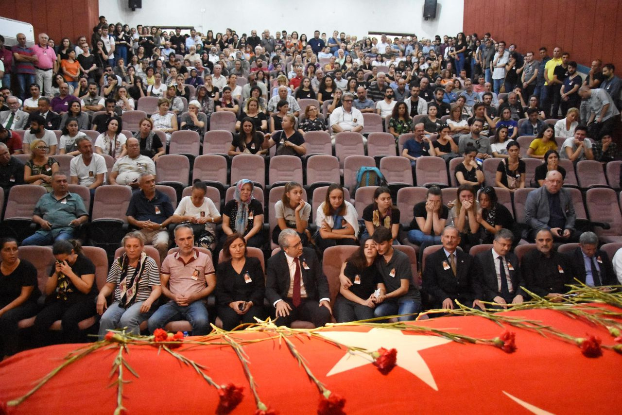 İzmir'de kampüsteki kazada ölen Sezen gözyaşlarıyla uğurlandı