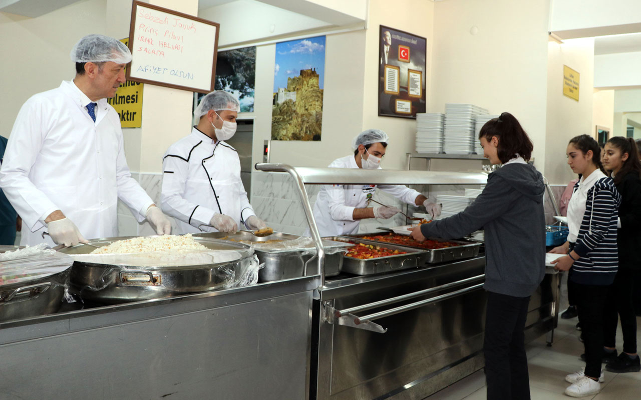 Milli Eğitim Bakanı Ziya Selçuk önlük giydi yemek dağıttı ilk uygulama Van'da başlatıldı