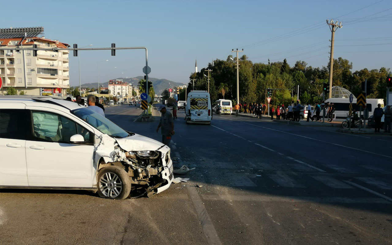 Işıkta duran öğrenci servisine arkadan çarptı