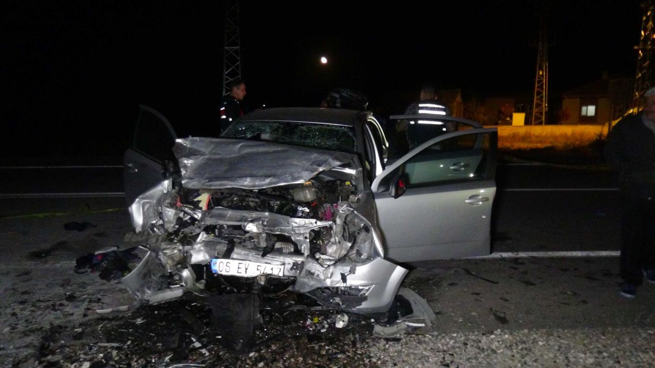 Nevşehir'de otomobiller kafa kafaya çarpıştı 3 ölü 2 yaralı