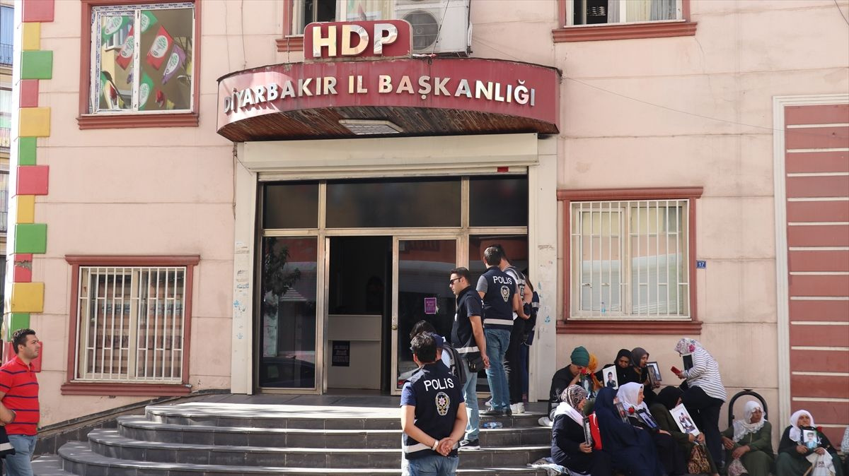 Diyarbakır'da HDP önünde 4 yıldır oğlu için mücadele eden babanın gözyaşları