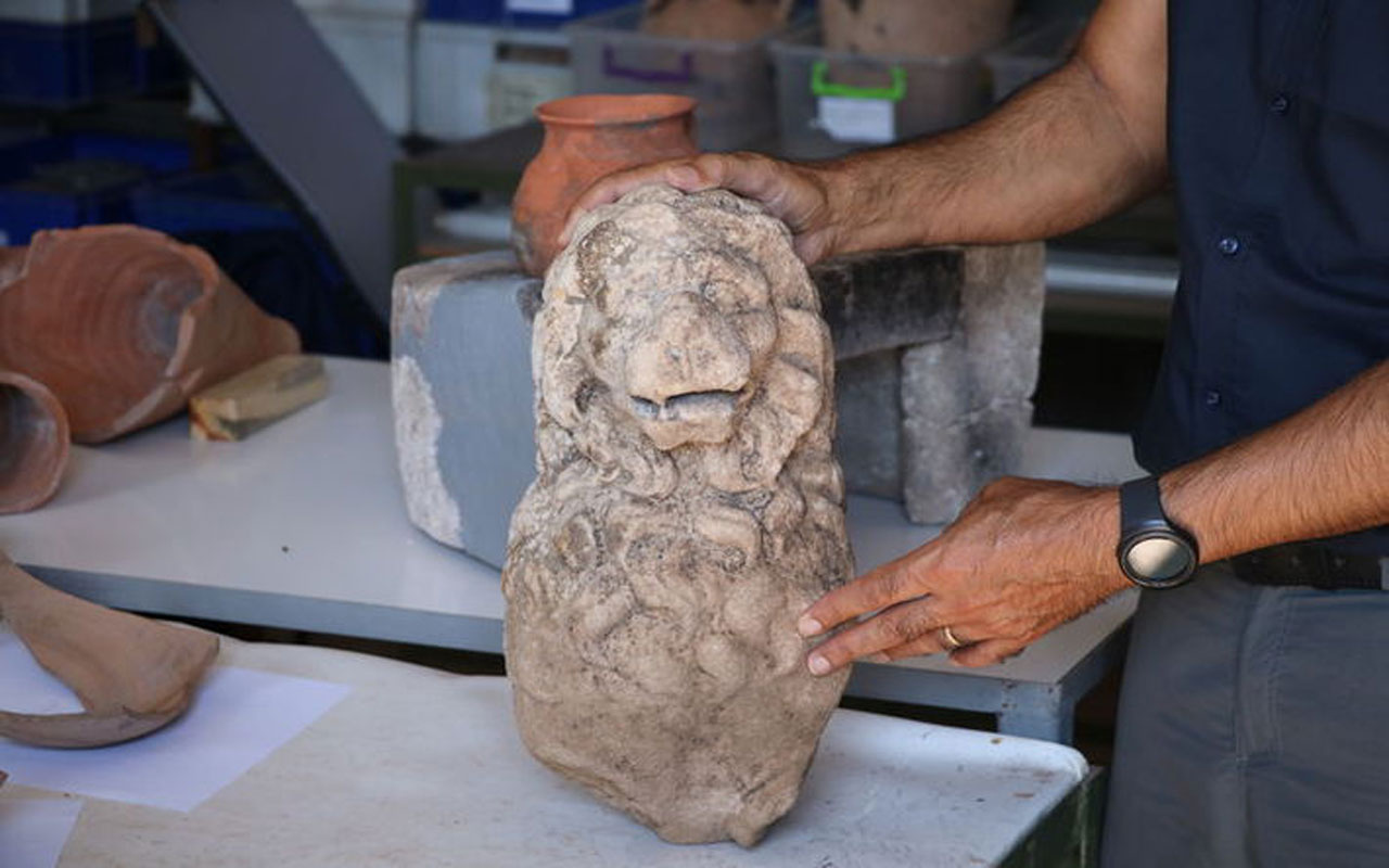 Çanakkale Assos Antik Kenti'nde 2 bin 200 yıllık aslan heykeli bulundu