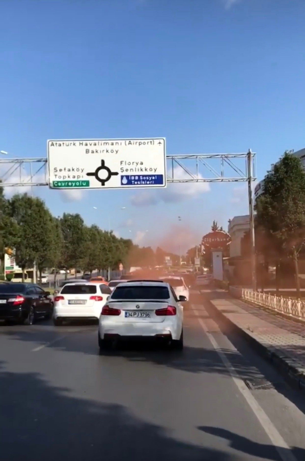İstanbul E-5 karayolu magandalar dehşet yaşattı trafikte ateş açtılar