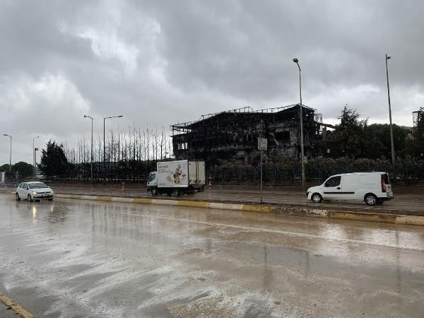 Tuzla'da yanan fabrika çevresinde yağmur tedirginliği