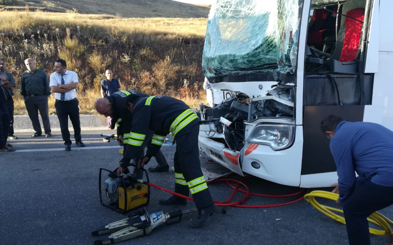 Erzurum'da korkunç trafik kazası! Tır ile otobüs çarpıştı 4'ü ağır 17 yaralı