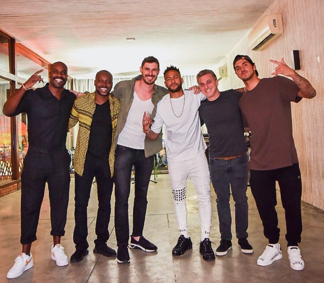Brezilyalı yıldız Neymar'dan arkadaşlarına dudak uçuklatan maaş