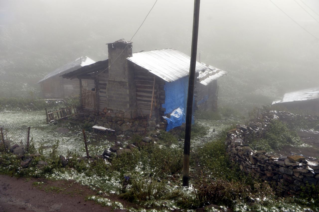 Mevsimin ilk karı Ardahan'a yağdı