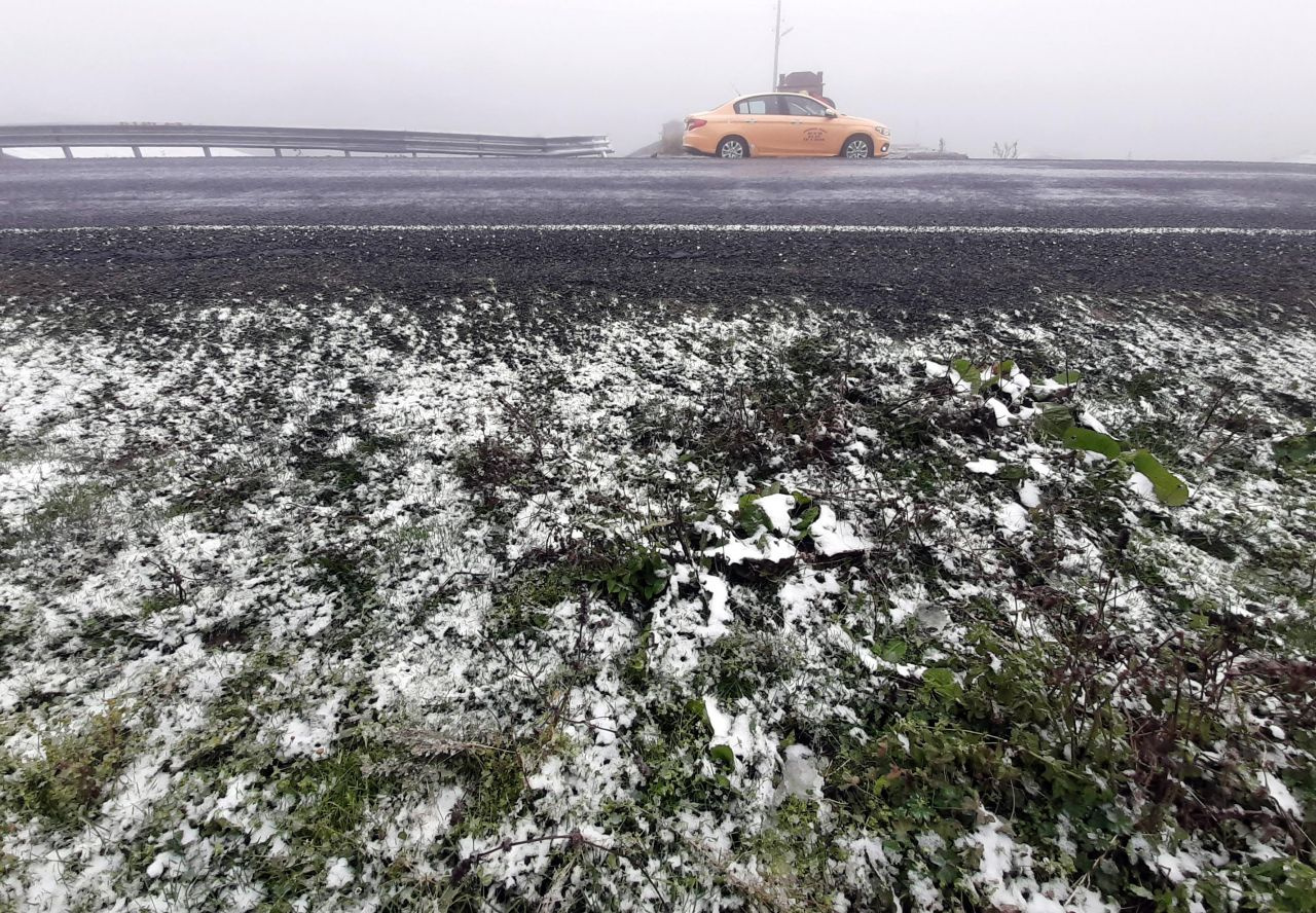 Mevsimin ilk karı Ardahan'a yağdı