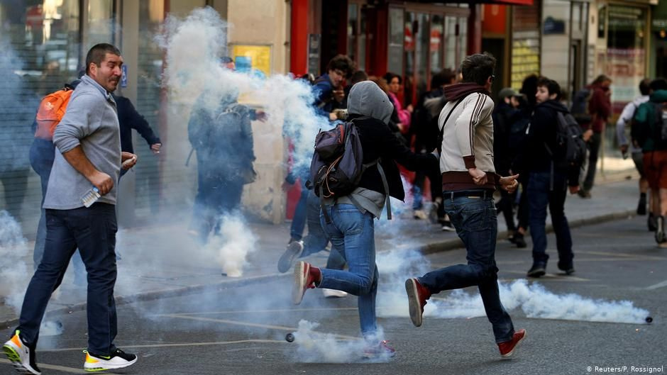 Sarı Yelekliler Paris'i savaş alanına çevirdiler