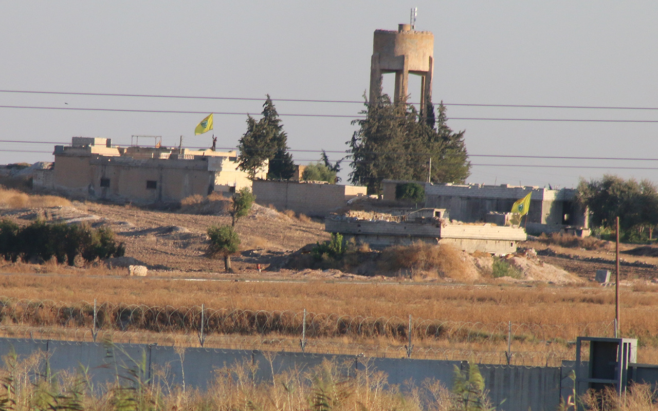Terör örgütü YPG/PKK'nın sözde bayrak oyunu