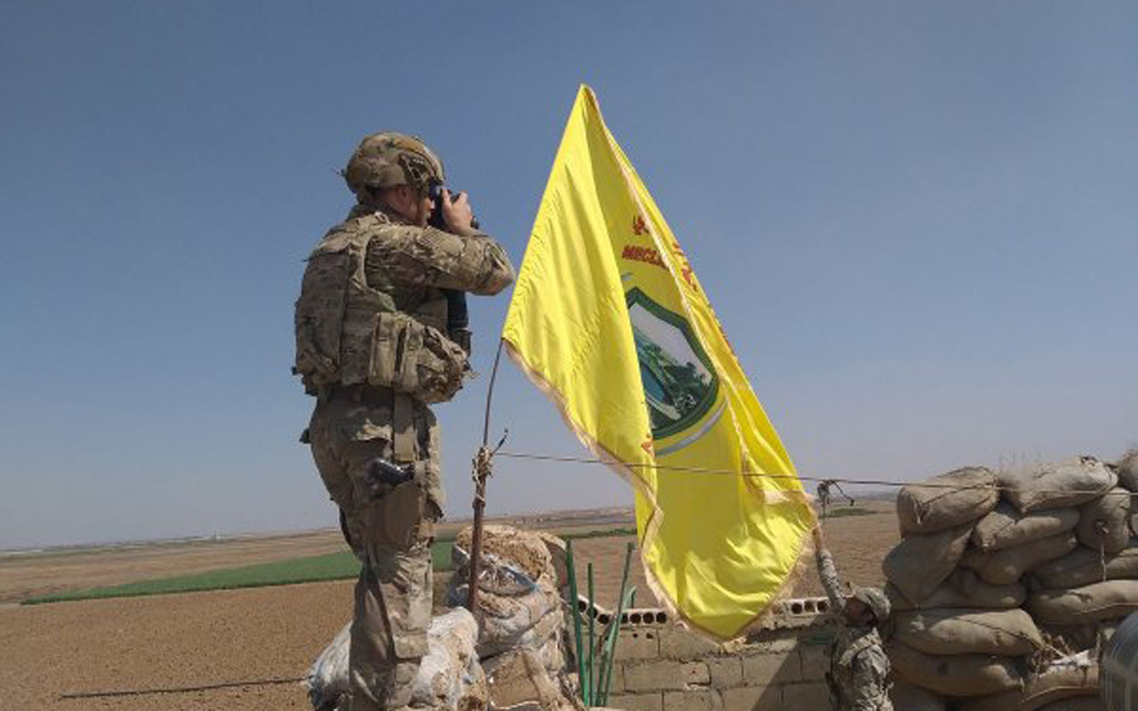 YPG militanı ile ABD askeri SDG bayrağı asılı mevzide