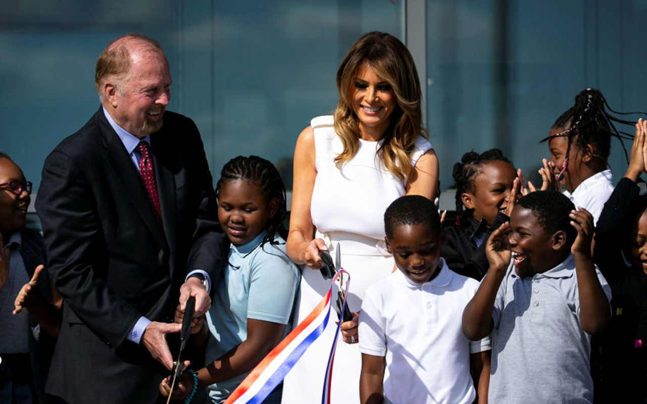 Melania Trump'ın açılışta makasla imtihanı!