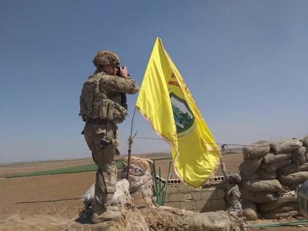 YPG militanı ile ABD askeri SDG bayrağı asılı mevzide