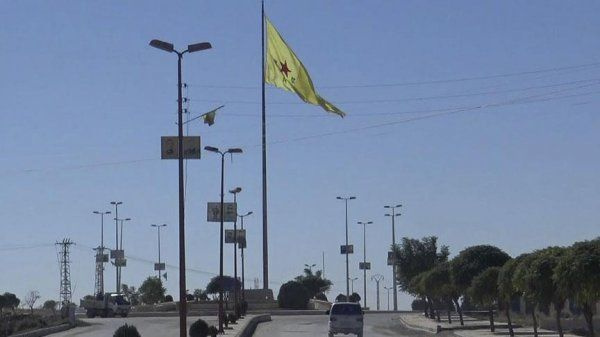 YPG militanı ile ABD askeri SDG bayrağı asılı mevzide
