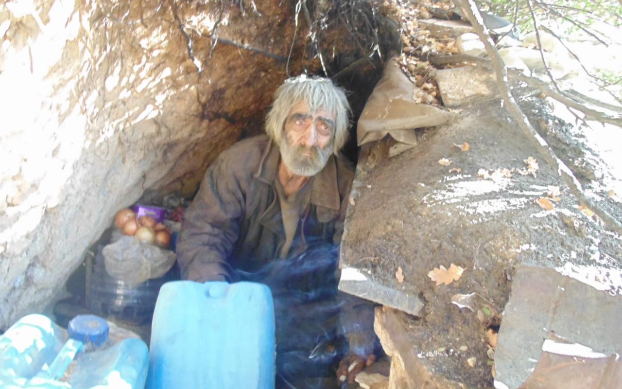 Balıkesir Bigadiç'de 40 yıldır mağarada yaşayan vatandaş! Kaymakamlık devreye girdi