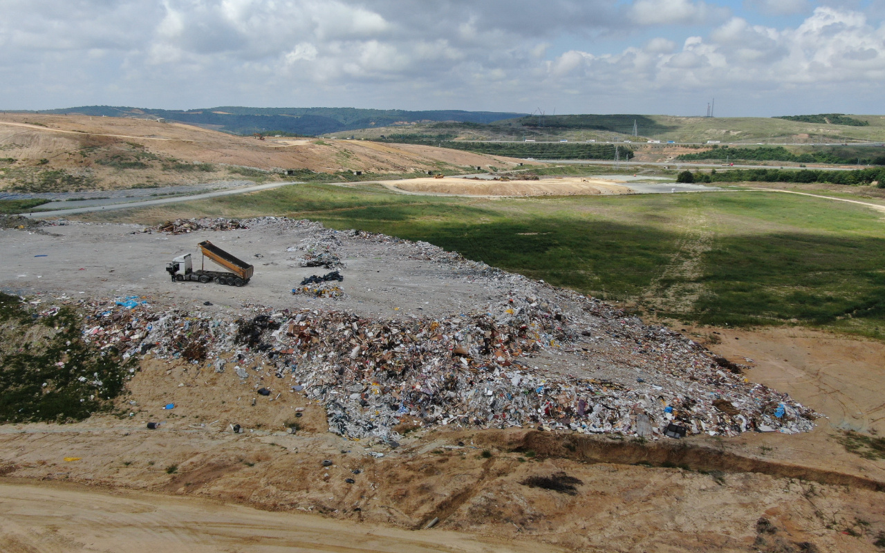 İstanbullunun çöplerinin biriktirildiği çöp dağları görüntülendi! Adeta köpeklerin yuvası oldu