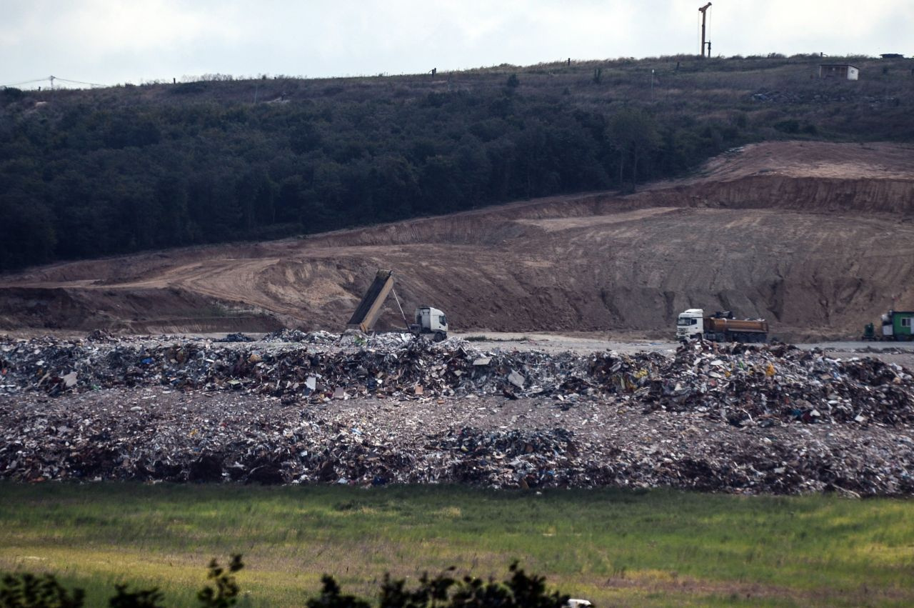 İstanbullunun çöplerinin biriktirildiği çöp dağları görüntülendi! Adeta köpeklerin yuvası oldu