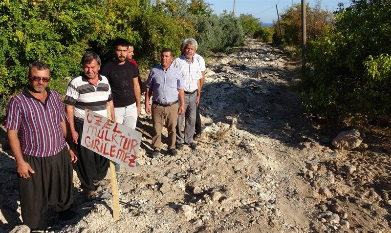 Mersin'de yaşayanlar sokakta gördükleri tabela karşısında şaşkına döndü