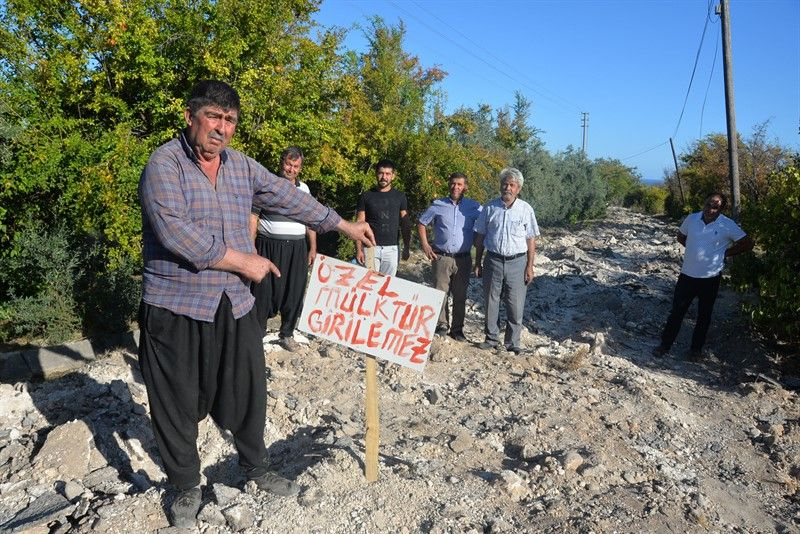 Mersin'de yaşayanlar sokakta gördükleri tabela karşısında şaşkına döndü