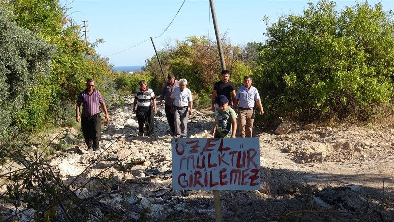 Mersin'de yaşayanlar sokakta gördükleri tabela karşısında şaşkına döndü