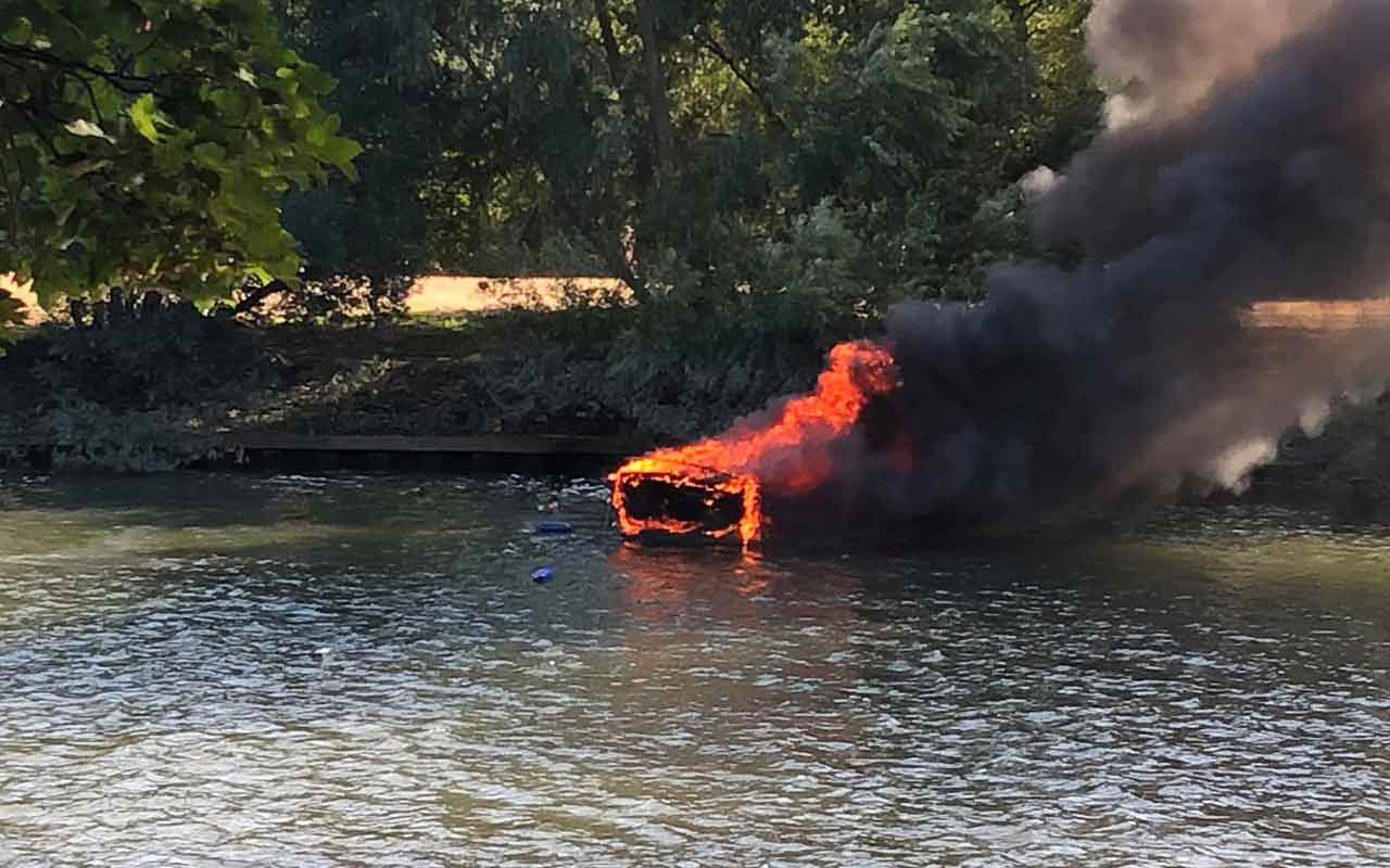 Thames Nehri’nde tekne yandı yolcular bakın nasıl kurtuldu