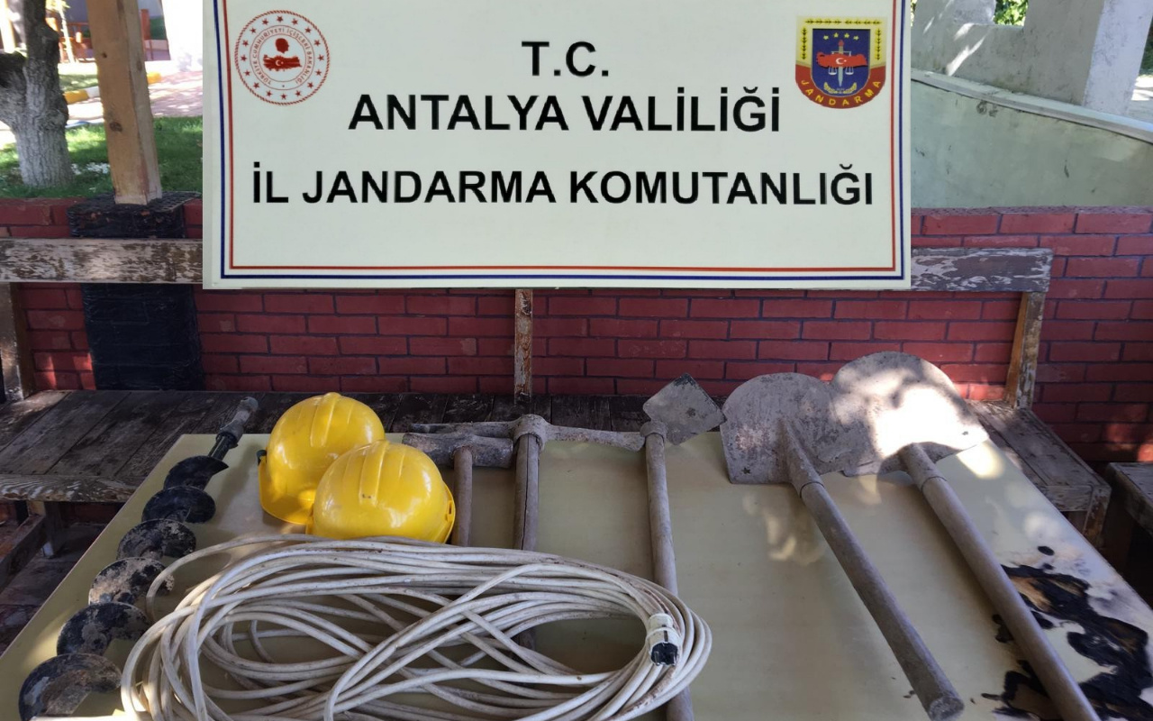 Antalya'da kaçak kazıya suçüstü! Eve giren jandarma 33 metrelik tünelle karşılaştı