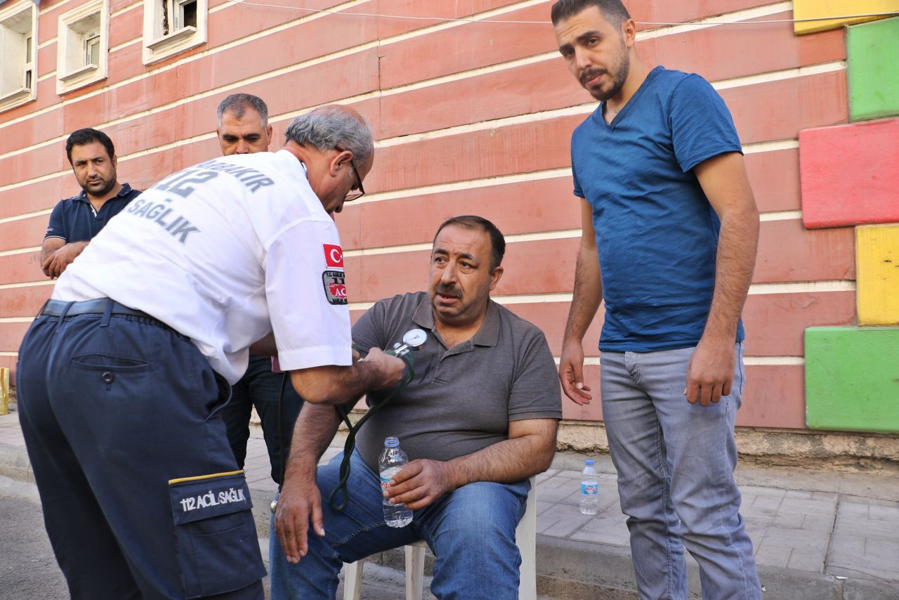 Diyarbakır'da eylem yapan aile oğlunun ölüm haberini HDP binası önünde aldı