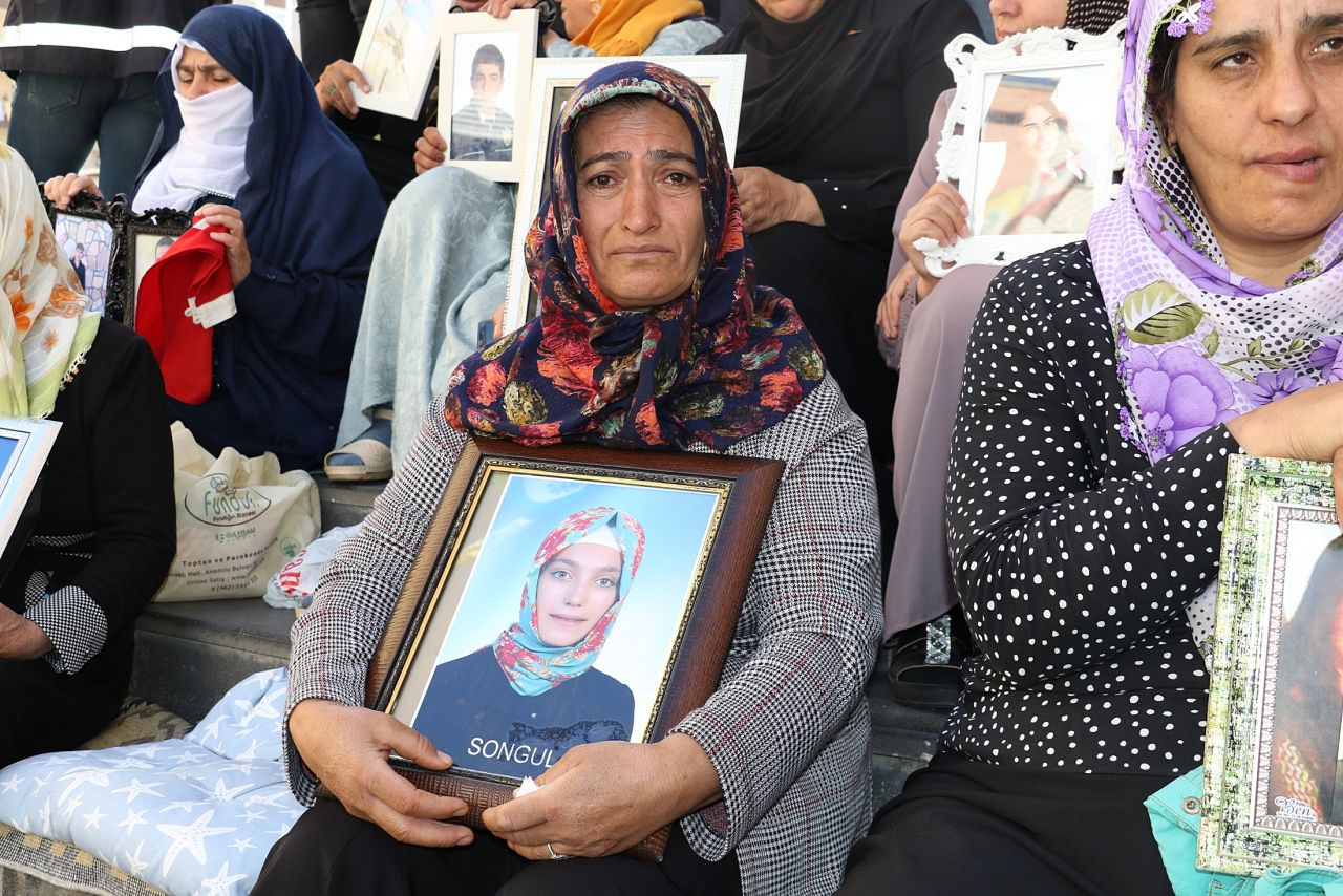 Diyarbakır HDP önündeki eylemin 22'inci günü! Annenin sözleri ağlattı