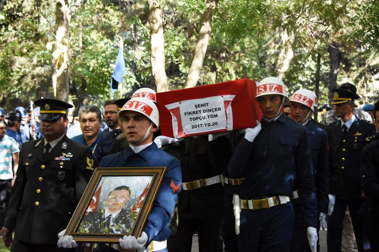 Şehit teğmenin eşinden kızına: Bak kızım bu senin baban veda et babana