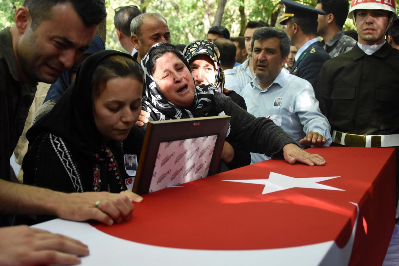 Şehit teğmenin eşinden kızına: Bak kızım bu senin baban veda et babana