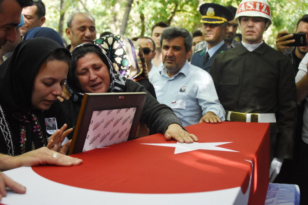 Şehit teğmenin eşinden kızına: Bak kızım bu senin baban veda et babana