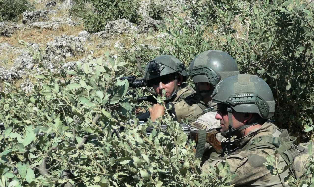 Mardin'de PKK'ya ait anti tank füzesi kimyasal fünyeler ve 20 yıllık PKK arşivi ele geçirildi