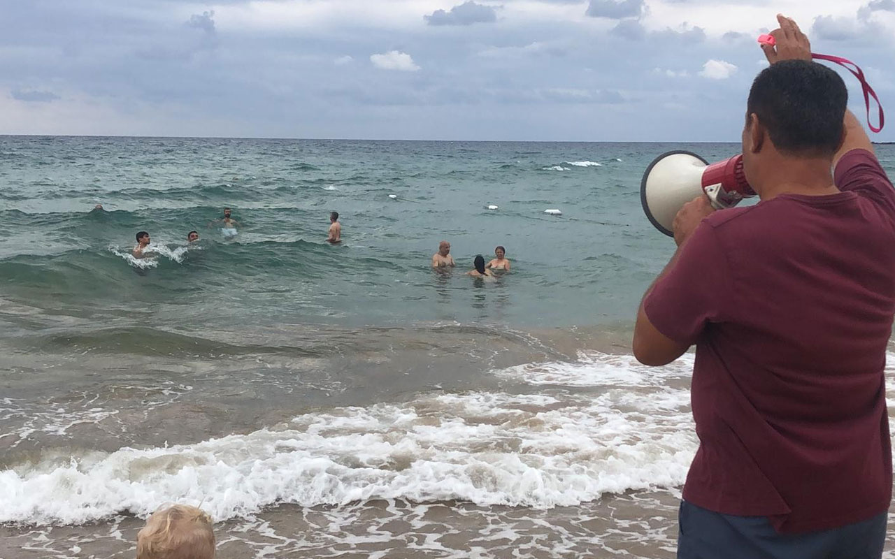 Turistler denizdeki tehlikeye aldırmadı