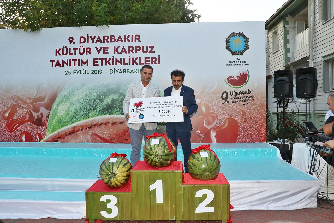 Diyarbakır 9. Karpuz Festivali'nde 49 kiloluk karpuz şaşırttı