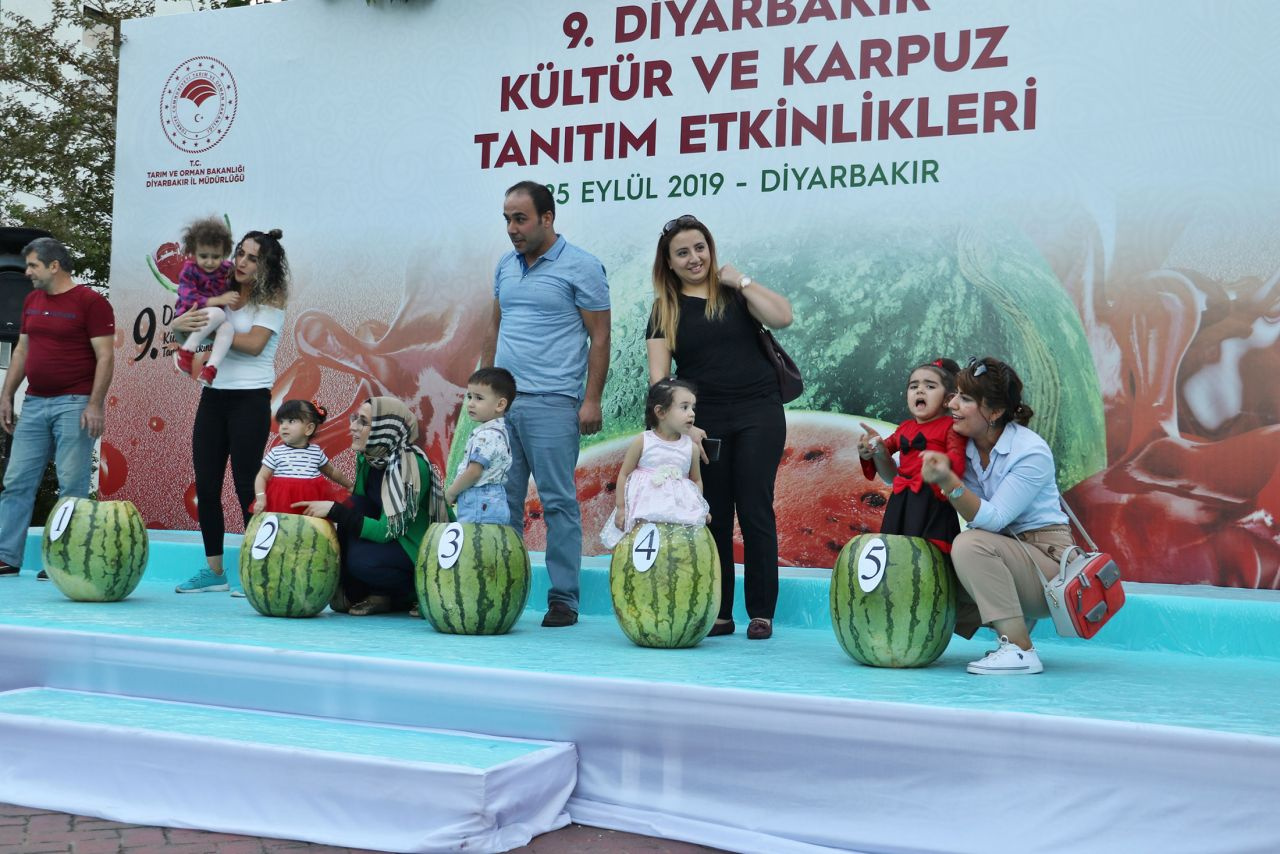 Diyarbakır 9. Karpuz Festivali'nde 49 kiloluk karpuz şaşırttı