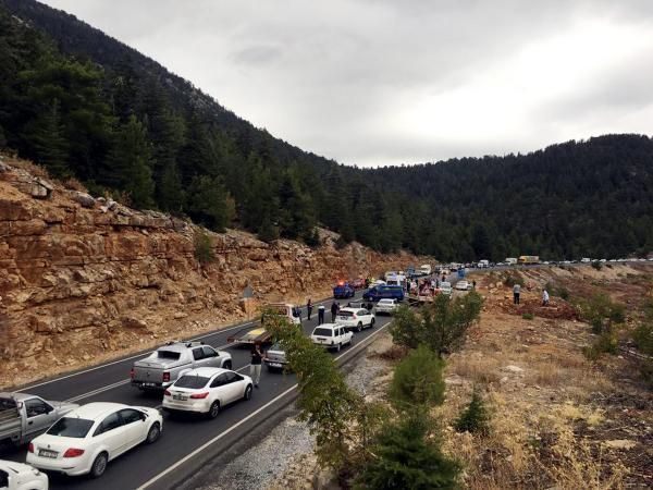 Akseki'de iki otomobil çarpıştı: 4 kişi hayatını kaybetti 2 kişi de yaralandı