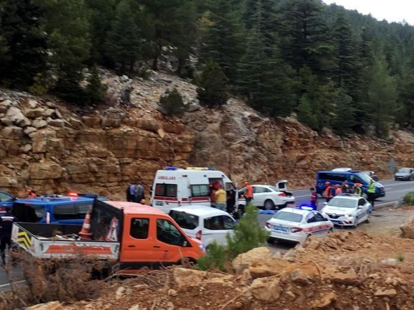 Akseki'de iki otomobil çarpıştı: 4 kişi hayatını kaybetti 2 kişi de yaralandı